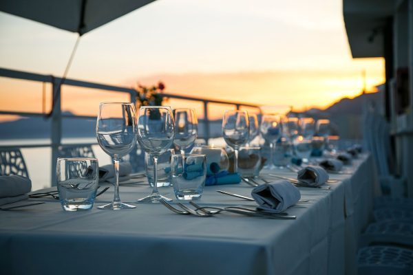 table-5356682_1280-r1l5qo9kq48672nxl8yf2zy32dz6xweaddwrdr7hy8